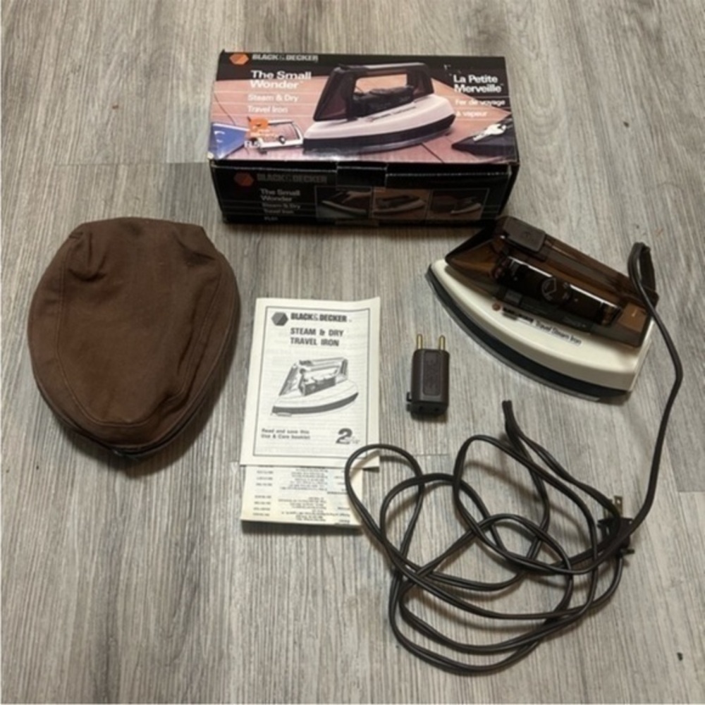 Vintage BLACK & DECKER The Small Wonder steam and dry travel clothing iron